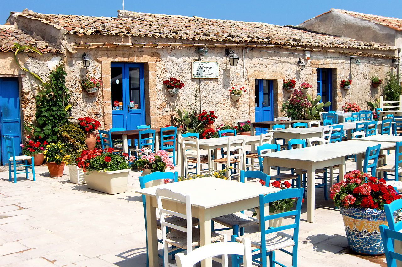 Marzamemi piazzetta tonnara borgo pescatori Sicilia