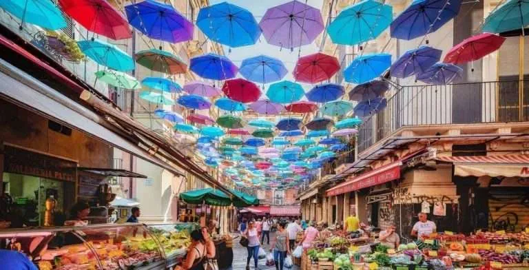 Pescheria di Catania mercato pesce bancarelle mattina