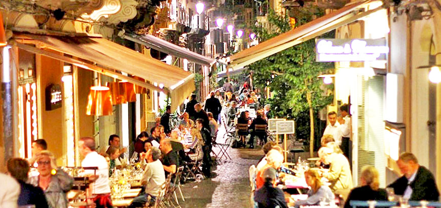 Vico Santa Filomena Catania vicolo ristoranti sera lucine